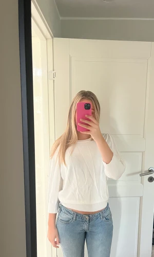 Vit tröja  - superfin trekvartsärmad vit tröja från zalando! nästan oanvänd och jättebra skick💘köpt för 500