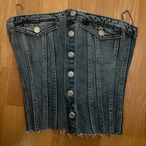 Zara jeans tube top  - En Zara tube topp i jeans material, jag säljer för den var för liten för mig! Helt ny, aldrig använd. 300kr + frakt, går att förhandla pris 