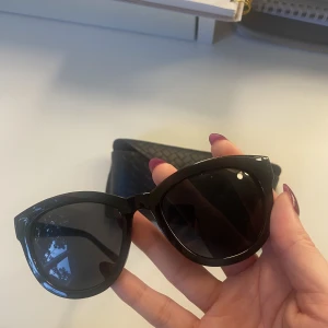 Solglasögon  - Svarta solglasögon från Lindex, fodralet ingår (knappen har blivit bronsfärgad)