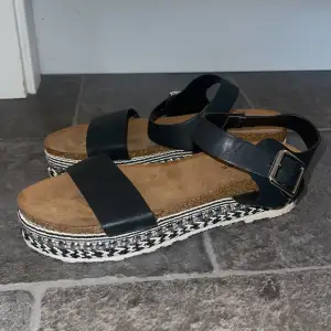 Sandaler med platå, använd fåtal gånger i mycket gott skick 