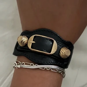 Balenciaga armband  - Supersnygga balenciaga armband som tyvärr inte kommer till användning för mig längre 🖤 självklart äkta, box medföljer.