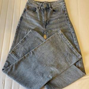 Midwaist baggy jeans från H&M i storlek 32. Säljer för att de har blivit för små. Jag köpte de som högmidjade och gjorde ett försök i att sy dem lågmidjade. Det gick inte helt som planerar och de blev istället midwaist. Små i storlek💗