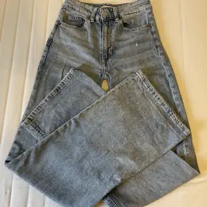 Midwaist baggy jeans från H&M i storlek 32. Säljer för att de har blivit för små. Jag köpte de som högmidjade och gjorde ett försök i att sy dem lågmidjade. Det gick inte helt som planerar och de blev istället midwaist. Små i storlek💗