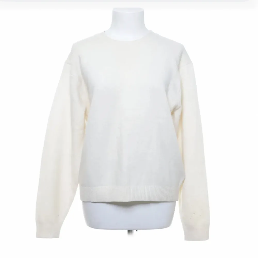 Fin vit/creamfärgad stickad tröja, lite nopprig på framsidan 💖. Stickat.
