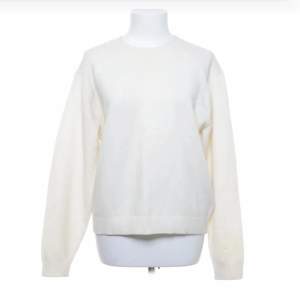 Fin vit/creamfärgad stickad tröja, lite nopprig på framsidan 💖