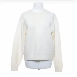Fin vit/creamfärgad stickad tröja, lite nopprig på framsidan 💖