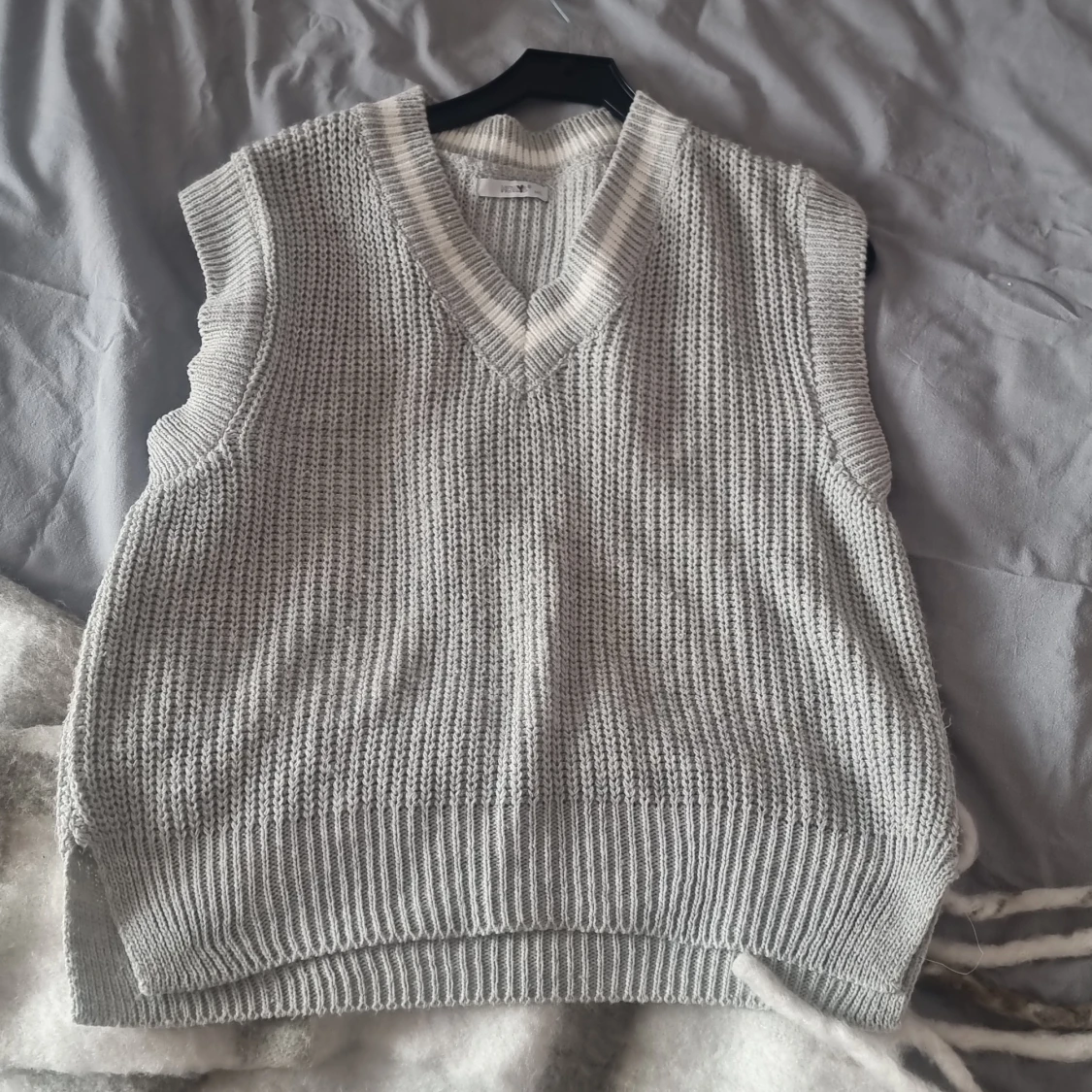 Grå stickad väst💞
