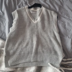 Grå stickad väst💞 - Köpte den här för 1 år sen nen har inte fått användning för den🫶🏻 Inga fel på men inte min stil. Super fin till en skjorta under eller som den är💞 det är M/L men passar bra på mig som är S för jav vill ha lite oversize