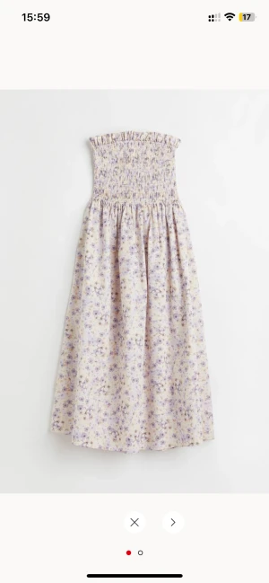 Smock klänning - Går ungefär till vaderna, avtagbara justerbara axelband. Aldrig använd.