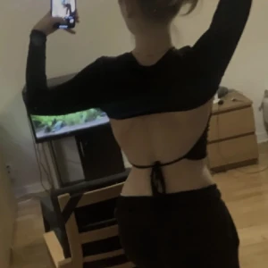 Festtopp - Festtopp från Nelly i skönt & stretchig material! NYPRIS: 249 kr (Effortless Back Top - Nelly). Aldrig använd!
