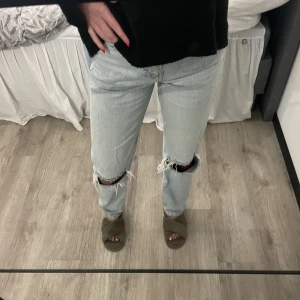 Jeans - Säljer dessa jeans från Gina Tricot i storlek 32. Hör av er vid frågor🥰