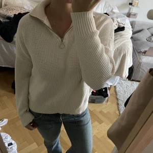 Stickad tröja - Jätte skön och fin stickad tröja från Mango, knappt använd❤️