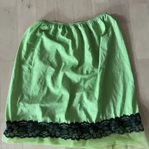 Grön underkjol med spets, storlek S 