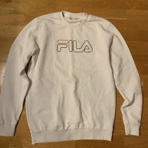 Vit sweatshirt  - Vit sweatshirt från fila. Lite nopprig men ser fortfarande bra ut. Storlek m. 100kr+frakt