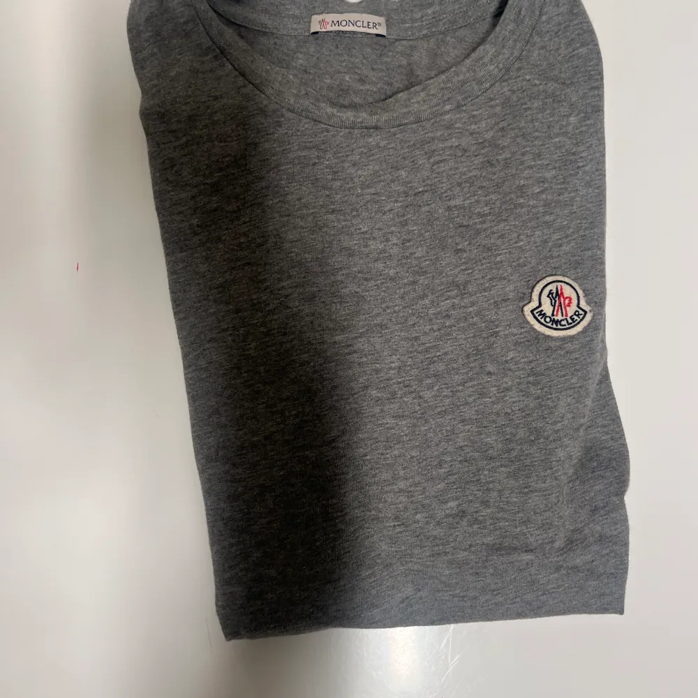 T-shirt från moncler, strlk M, bra skick 8/10. Dm för bilder o frågor. Pris kan diskuteras vid snabb affär. T-shirts.