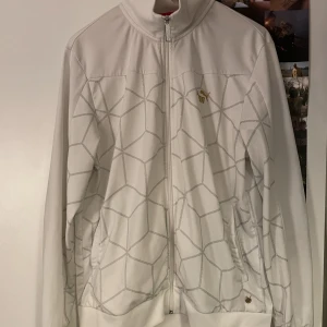 PUMA TRÖJA - Asfet puma tröja som tyvärr inte kommer till användning längre då jag bytt stil! Den är i bra skick och det är bara komma PM för fler bilder! Priset är diskuterbart och använd gärna köp nu!!🌟🌟