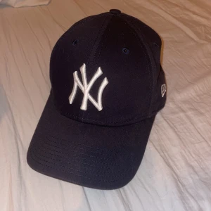 Marinblå keps - Marinblå keps i one size. Knappt använd.