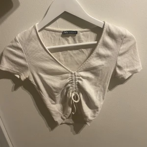 Snygg topp från Zara!  - En super snygg topp från Zara! Tveka inte att skriva för fler frågor! 