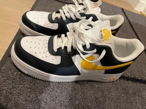 Nike air force 1 07 herr - Nypris 1500  Storlek 44, nyskick, använt 3 ggr Använd ingenting iprincip pga att jag ångrar köpet.