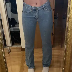 Low waisted jeans, straight från demin. Använda 1 gång! Fint skick 