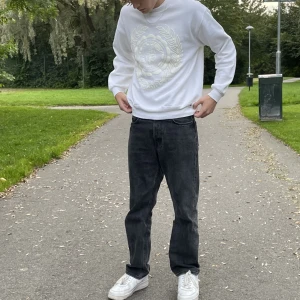 Vintage sweatshirt  - Skitsnygg Vintage sweatshirt i mycket bra skick. Vit/cream färg. Storlek L men sitter perfekt på mig som vanligtvis har storlek M🔥🔥