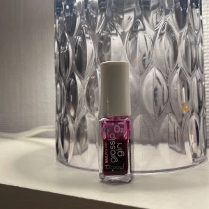 Gossip girl nagellack  - Säljer mitt gossip girl nagelack från depend använd men jätte fin