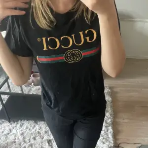 Fin gucci t-shirt unisex. Säljer då den inte riktigt är min stil💕.