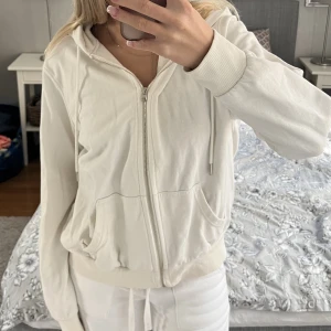 Vit zipup - Säljer den här zip up tröjan från H&M i stl L (jag på bilden brukar ha S)! Använt men ändå bra skick, dragkedjan är lite lite rostig och tröjan är lite nopprig💘