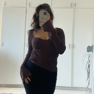 Brun topp - Fantastiskt fin feminin brun långärmad tröja. Vid i ärmen och fin urringning. Ribbad i fina linjer som formar fint. Helt oanvänd🤍