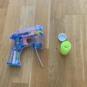 Bubble gun - It is a little dirty! I font have the bubble liquid so if ur buying it u would have to buy the liquid also😬! When u press it the light starts glowing and it makes sounds! Its not in that of a good condition,if u dont close the cap it will start to leak! 😳