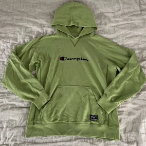 Oversized vintage hoodie - Oversized hoodie i bra skick! Köpt secondhand. Obs! Andra bilden är missvisande i färgen