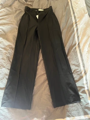 Kostymbyxa - Snygg kostymbyxa från PULL&BEAR, tyvärr för korta för mig som är 180cm😁