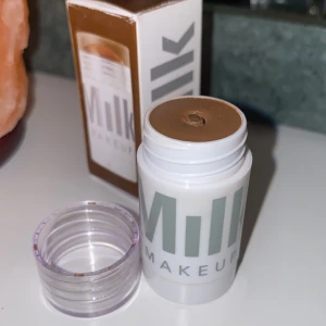 Milk bronzer stick - Kommer knappt till användning då när jag köpte den kunde jag ej skruva upp (sätt den i frysern går det!)