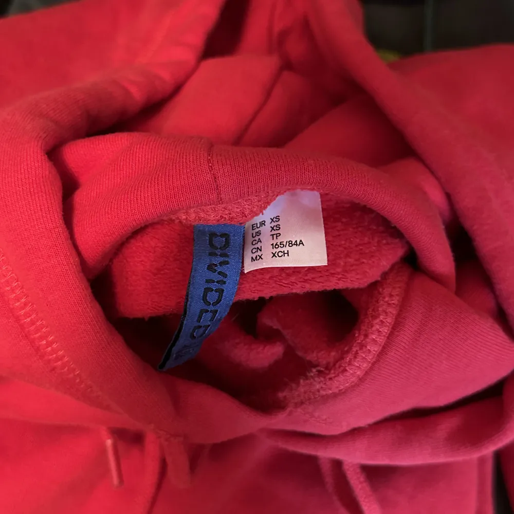 Säljer en fin väldigt skön röd hoodie, XS från man avdelningen, unisex så passar alla, nyskick . Hoodies.