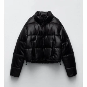 Vinterjacka läder - Svart vinterjacka i matt fakeläder från zara, använd en säsong. Inga defekter och i mycket bra skick☺️💓 Pris går att diskutera 