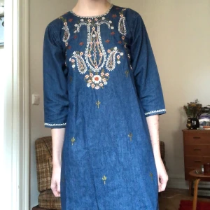 Broderad jeansklänning - Broderad kort jeansklänning!