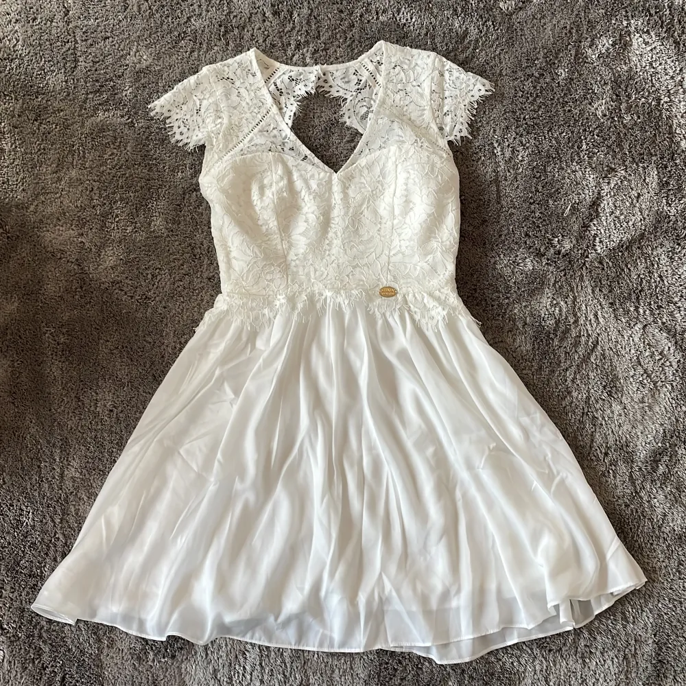 Säljer denna vita klänningen som använts en gång. Den är i strl 38 från märket chiara forthi🤍 Nypris: 600kr!. Klänningar.
