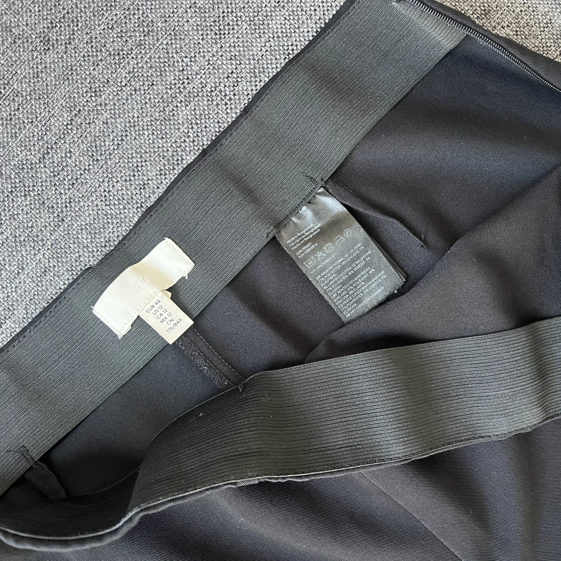 Svarta utsvängda kostymbyxor - 90