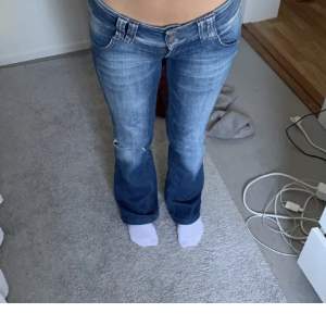 Lågmidjade jeans köpta från Plick, bilder är från tidigare säljare. Gylfen är trasig men borde lätt gå att fixa. Storlek s-xs. 