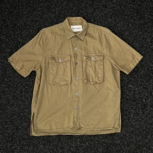 Our Legacy Skjorta - En Our Legacy skjorta som är i fint skick, lite skrynklig men inga slitningar. Säljes pga fel storlek. Bara att höra av sig vid frågor eller fler bilder 🤝🏼