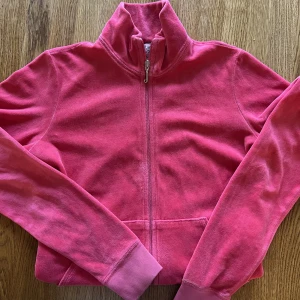 Juicy Cotoure Tröja - Juicy Cotoure tröja i fint skick! Finns små tecken på användning, men inget som syns mycket💕 Ingen luva! Står storlek S, men skulle säga att den sitter mer som en xs.