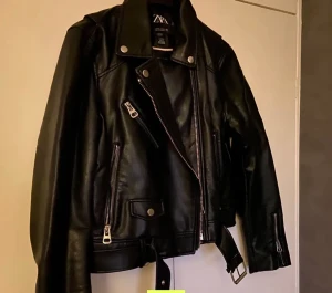 Skinnjacka zara  - Skinnjacka från zara i mycket fint skick, nästintill aldrig använd! Storlek xl men extremt liten i storleken och passar någon som ofta har s/m! Skriv vid funderingar och köparen står everuellt för frakt!