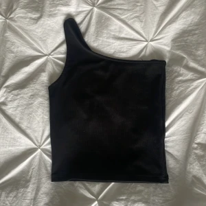 Linne🖤 - Ett fint linne med bara en arm funkar till allt. Jag har bara använt ca 1 gång så den är i väldigt bra skick🌸