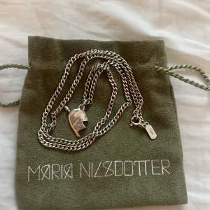 Säljer det här silvriga ”You and Me Necklace” Maria Nilsdotter halsbandet. Nypris i butik säljs det (med den andra halvan) för: 2995kr Dvs: 1498 st