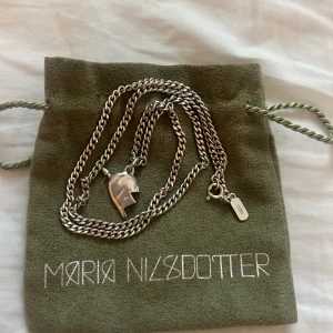 Maria Nilsdotter halsband  - Säljer det här silvriga ”You and Me Necklace” Maria Nilsdotter halsbandet. Nypris i butik säljs det (med den andra halvan) för: 2995kr Dvs: 1498 st