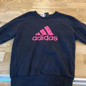 Adidas sweatshirt  - I okej skick, använd mycket.