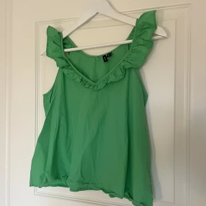Grön topp - Grön topp från vero moda. Storlek S. Super fint skick! 🌸