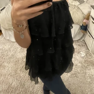 Fest topp - Svart Fest topp med glitterdetalj!!💗 storlek 170 (s)🥂