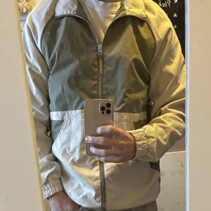 Les Deux track jacket - Tunnare jacka från Les Deux som tyvärr har fått hänga i garderoben hela tiden. Jackan är stor i storlek och sitter stort på mig som vanligtvis bär S/M Säljes billigt då den bara tar plats  i garderoben.   köptes på kennedies i Västerås 