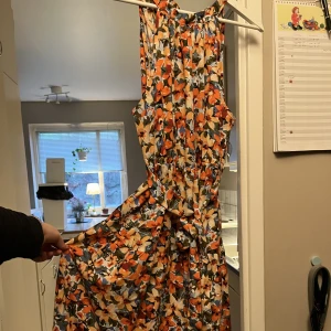 Klänning  - Långklänning med blommor. Använd en gång —> bild . Super fin och lätt att ta på sig. Köpte den ifårn shein för 250 (?) står xl men motsvarar L